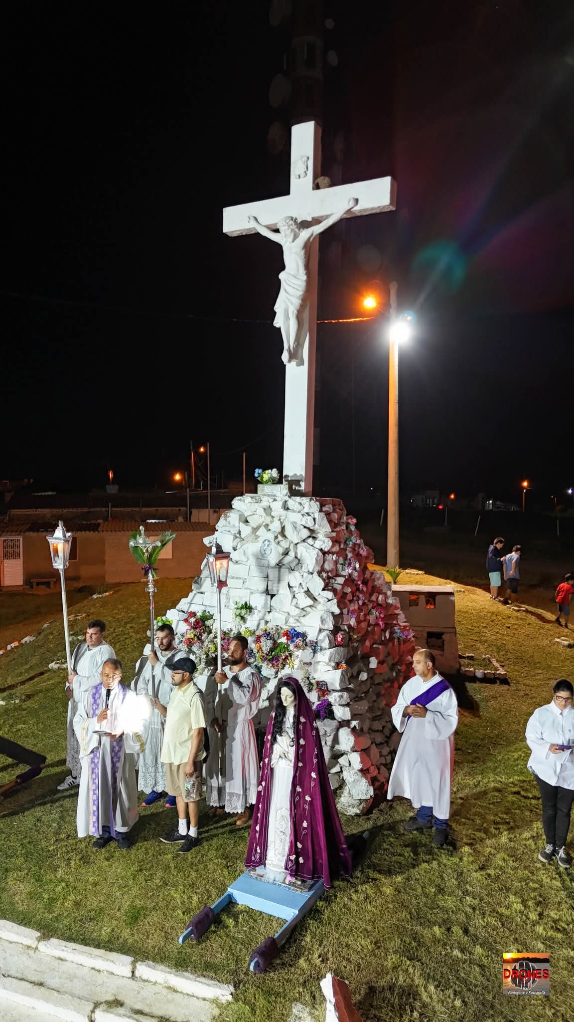 Fiéis participam da Procissão da Via Sacra em caminhada de fé pelas ruas da cidade