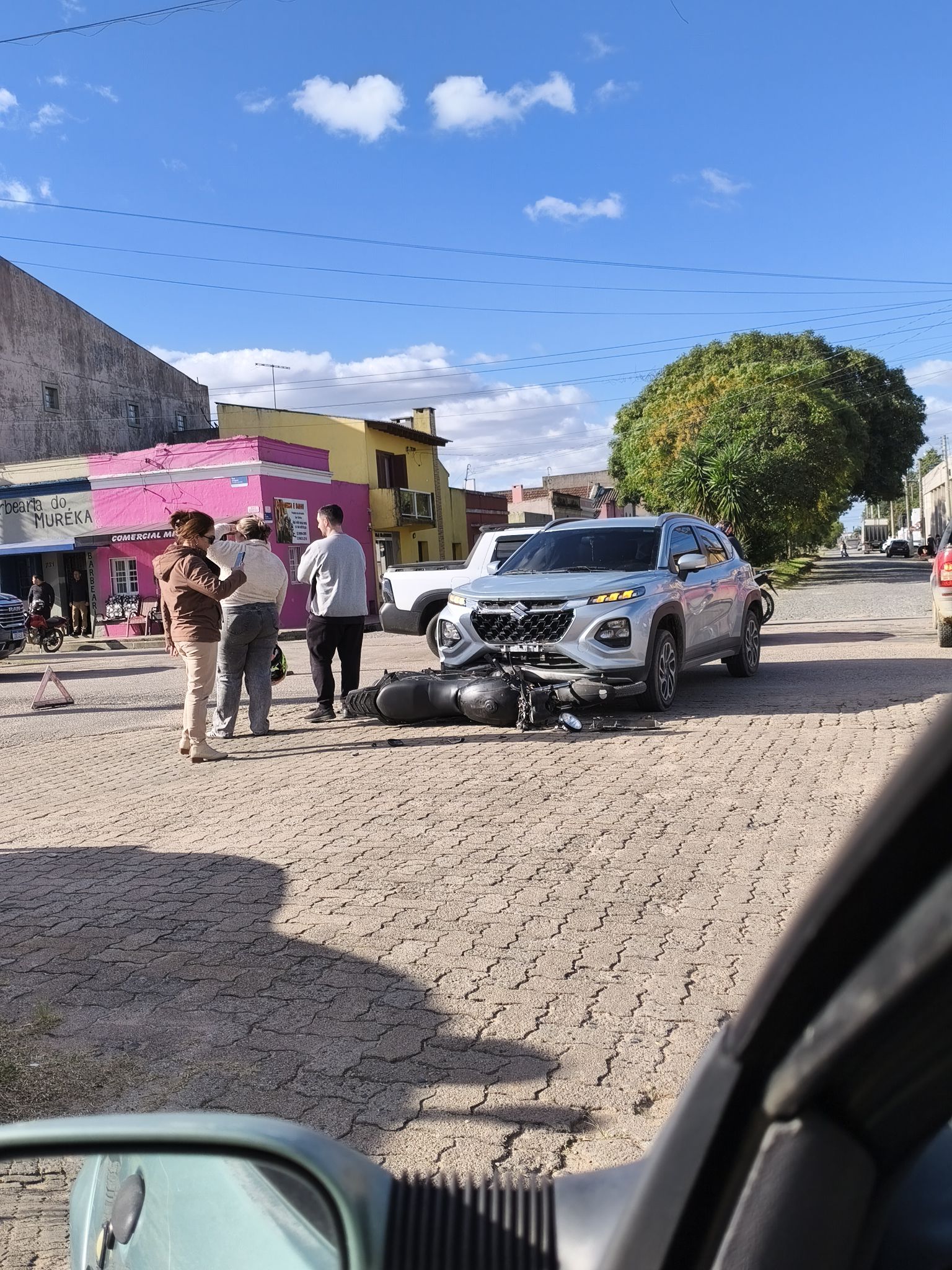 Acidente entre carro e moto agrava trânsito na região da Ponte Mauá